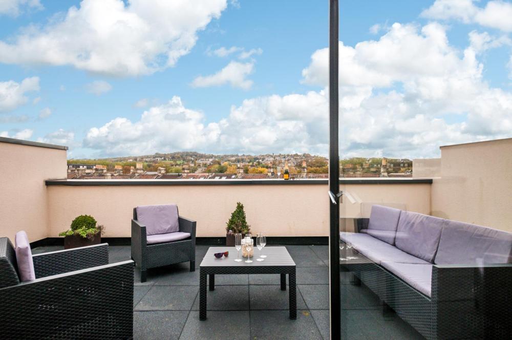 Solar Sanctuary- Skyline Balcony, City Centre, Three Floors, King Beds, Netflix And More! Bath Luaran gambar