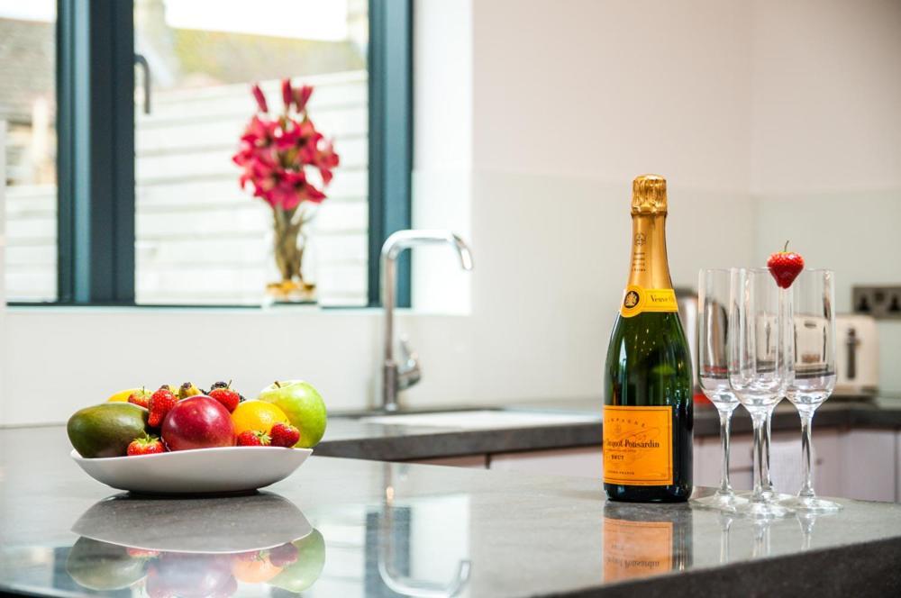 Solar Sanctuary- Skyline Balcony, City Centre, Three Floors, King Beds, Netflix And More! Bath Luaran gambar