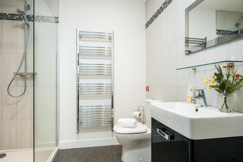 Solar Sanctuary- Skyline Balcony, City Centre, Three Floors, King Beds, Netflix And More! Bath Luaran gambar
