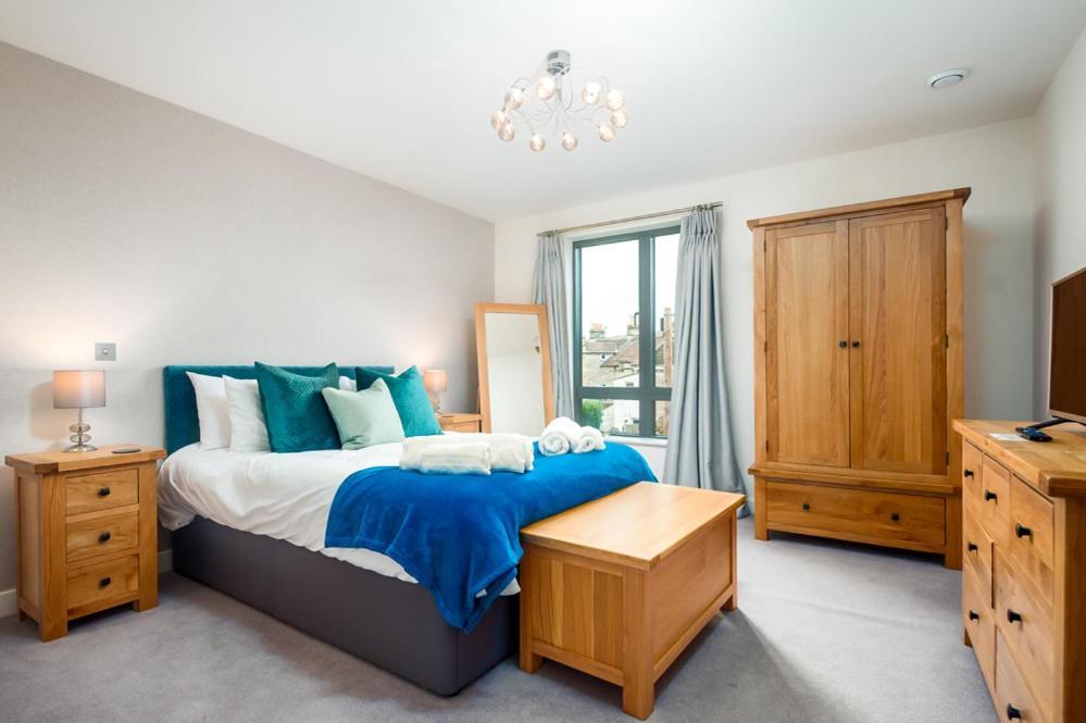 Solar Sanctuary- Skyline Balcony, City Centre, Three Floors, King Beds, Netflix And More! Bath Luaran gambar